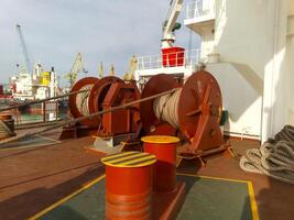 mecanismos do tensão ao controle cordas. guinchos. equipamento em a área coberta do uma carga navio ou porta foto