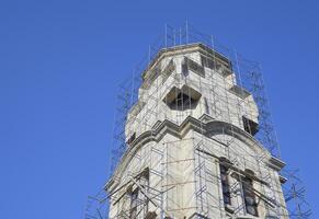 construção do a ortodoxo capela. andaimes ao longo a paredes do a construção foto