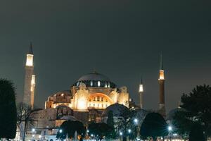 hagia Sofia ou Ayasofya camii às noite. Visita Istambul conceito foto. foto