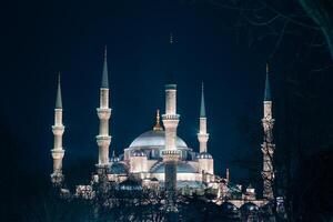a azul mesquita ou Sultanahmet camii às noite. Ramadã ou islâmico fundo foto