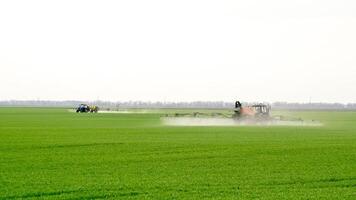 trator com uma spray dispositivo para finamente disperso fertilizante. foto