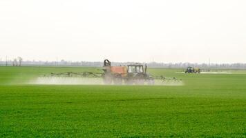 trator com uma spray dispositivo para finamente disperso fertilizante. foto