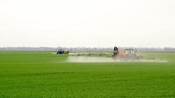 trator com uma spray dispositivo para finamente disperso fertilizante. foto