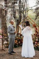 homem e mulher ficaram noivos na floresta de outono foto