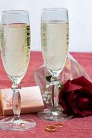 dia dos namorados dia óculos do champanhe flores e noivado argolas foto