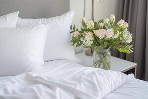 ai gerado elegante branco edredon em cama com fresco flores foto