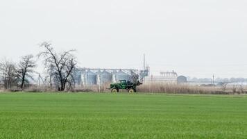 fertilizante a trator dentro a campo foto