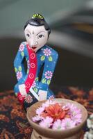 javanese tradicional boneca sentado em a altar foto