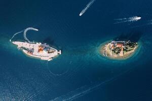 barcos vela por aí a ilhas do gospa od skrpjela e st. Jorge. Montenegro. zangão foto