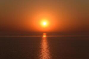 alvorecer sobre a mar. mar do azov. nascer do sol. foto