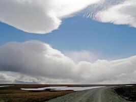 estrada dentro a tundra dentro cedo outono foto