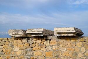 fragmentos do antigo edifícios, ruínas do a antigo cidade do Hierápolis. pedra blocos com vestígios do pedra usinagem. foto