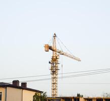 torre construção guindaste perto a Novo casa debaixo construção. foto