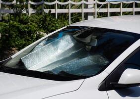 proteção do a carro painel a partir de direto luz solar. Sol refletor pára-brisas foto