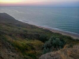 a montanhoso costa perto a mar do azov. argila rochas, uma penhasco em a costa foto