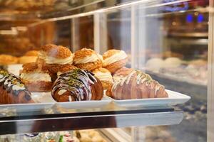 fresco cozido croissant dentro uma padaria foto