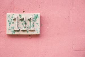 decorativo letras em uma Rosa cor muro. foto