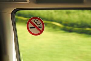 não fumaça placa em carro janela foto
