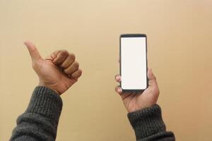 jovem homem mão usando inteligente telefone com branco tela foto