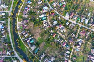 topo Visão do a Vila. 1 pode Vejo a telhados do a casas e jardins. estrada e água dentro a Vila. Vila olho do pássaro Visão foto