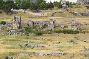 topo Visão do a escavação local dentro arruinado antigo cidade do Hierápolis. a permanece do destruído edifícios e colunas. foto