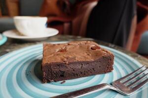 fatia de brownie no prato na mesa foto