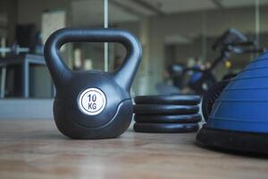 Academia equipamento ou haltere kettlebell dentro uma Academia Banco foto