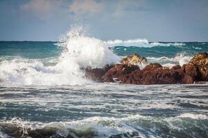 poderoso ondas do atlântico oceano perto tenerife costa, foco em ondas foto