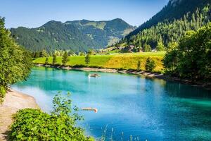 bela vista montanha lago. steg, malbun em lichtenstein, europa foto