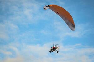 a motorizado aguentar planador dentro a azul céu foto