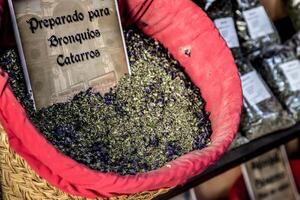 especiarias, sementes e chá vendido dentro uma tradicional mercado dentro granada, Espanha foto