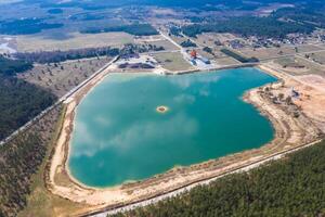 aéreo topo baixa Visão do lindo verde águas do lago.polônia foto