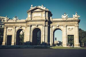 a famoso puerta de Alcala às independência quadrado - madri Espanha foto