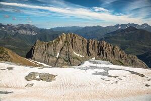lindo panorama do Pirineus montanhas foto