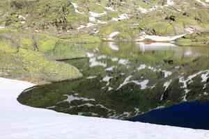 grande lagoa dentro gredos montanha, Espanha foto