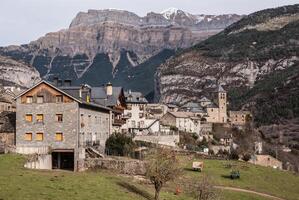 montanha cidade, Torla, Pirinéus, ordesa y monte perdido nacional parque, Espanha foto