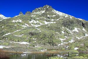 grande lagoa dentro gredos montanha, Espanha foto