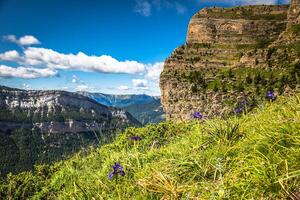 montanhas dentro a Pirinéus, ordesa vale nacional parque, Aragão, huesca, Espanha. foto