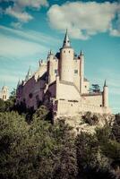 Segóvia, Espanha. a famoso Alcazar do Segóvia, Aumentar Fora em uma rochoso penhasco, construído dentro 1120. castilla y leon. foto