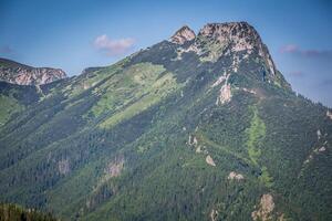 a popular montanha giewont dentro polonês tatra montanhas. foto