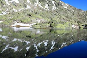 grande lagoa dentro gredos montanha, Espanha foto