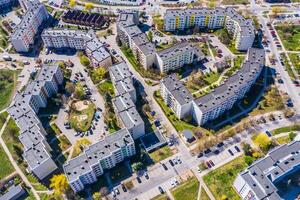 aéreo cidade Visão com encruzilhada e estradas, casas, edifícios, parques e estacionamento grande quantidade. foto