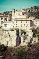 casas pendurado dentro cuenca, Espanha foto