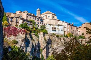 casas pendurado dentro cuenca, Espanha foto