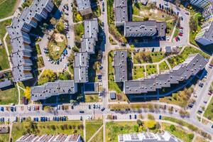 aéreo cidade Visão com encruzilhada e estradas, casas, edifícios, parques e estacionamento grande quantidade. foto