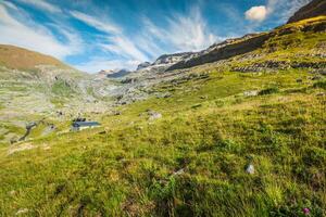 Visão do ordesa vale e monte perdido maciço, Pirinéus, Espanha. foto