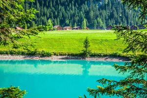 bela vista montanha lago. steg, malbun em lichtenstein, europa foto