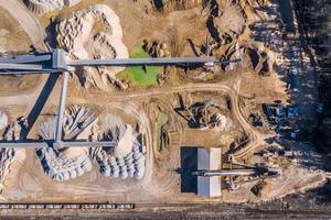 aéreo Visão do aberto mineração pedreira. industrial Lugar, colocar Visão a partir de acima foto