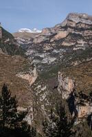 pináculos no vale do anisclo, parque nacional de ordesa, pirineus, huesca, aragão, espanha foto