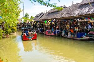 pattaya, Tailândia - dezembro 29, 2023. flutuando aberto ar mercado com pequeno casas - lojas em a lagoa dentro pattaya, tailândia. Alto qualidade foto